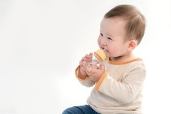 如何看待不给婴儿喝水，不把尿等现代育儿观念？
