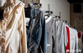 为什么人们在专柜上面买的很贵的衣服，地摊上几十块钱就能买到类似款式的？