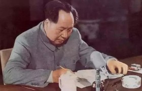 美国五星上将麦克阿瑟是怎样被解职的？为什么？