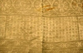 被孙殿英扔掉的乾隆随身下葬的遮布，被拍出1.3亿，为何值如此天价？