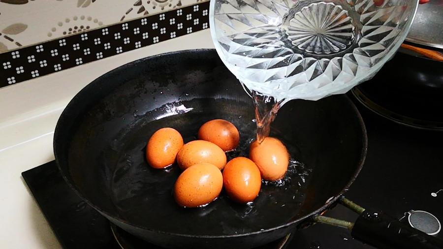 水煮蛋，最忌讳冷水下锅，教你正确做法，鸡蛋鲜嫩，壳一碰就掉！